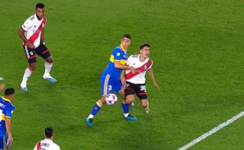 Pablo Solari habló del polémico penal del Superclásico