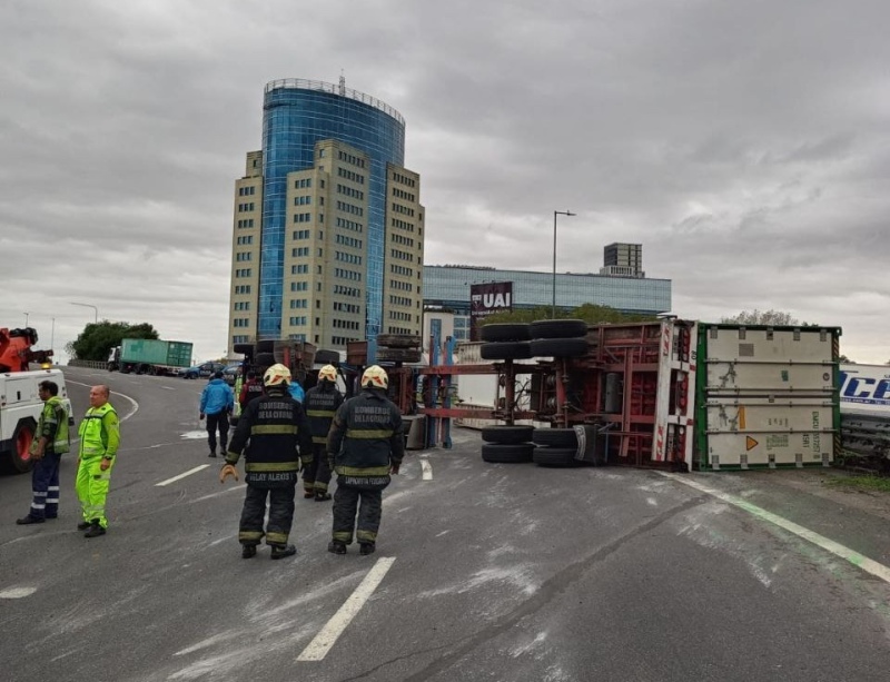 Un camión volcó en la autopista Panamericana y la General Paz