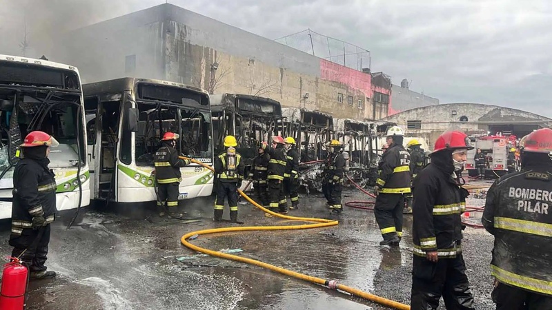 Pilar: seis colectivos de la línea 57 se incendiaron