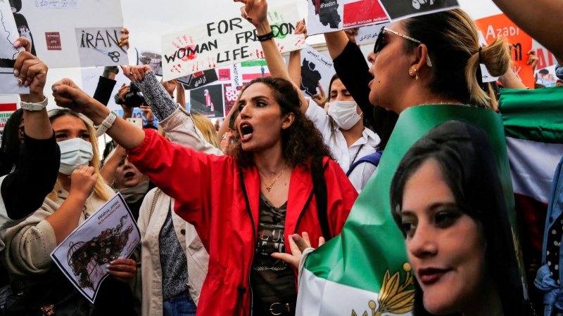 Protestas en contra del velo y de la ”policía de la moral” (a raíz del asesinato de la joven) 