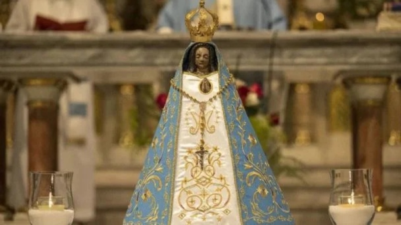 La Virgen de Luján tiene las tres estrellas mundialistas en su nuevo manto