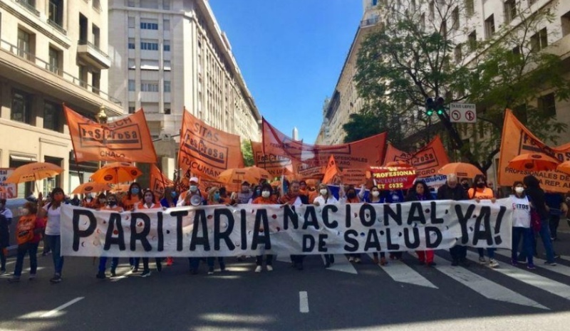 Trabajadores del área de salud protestan frente al Ministerio