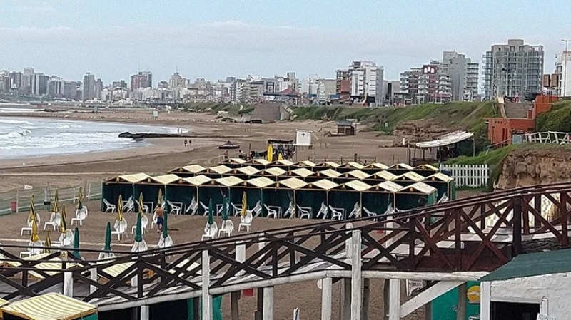 Un balneario fue multado por instalar más del doble de las carpas y sombrillas permitidas