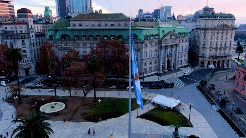 Izaron en Plaza de Mayo la bandera nacional más grande del país