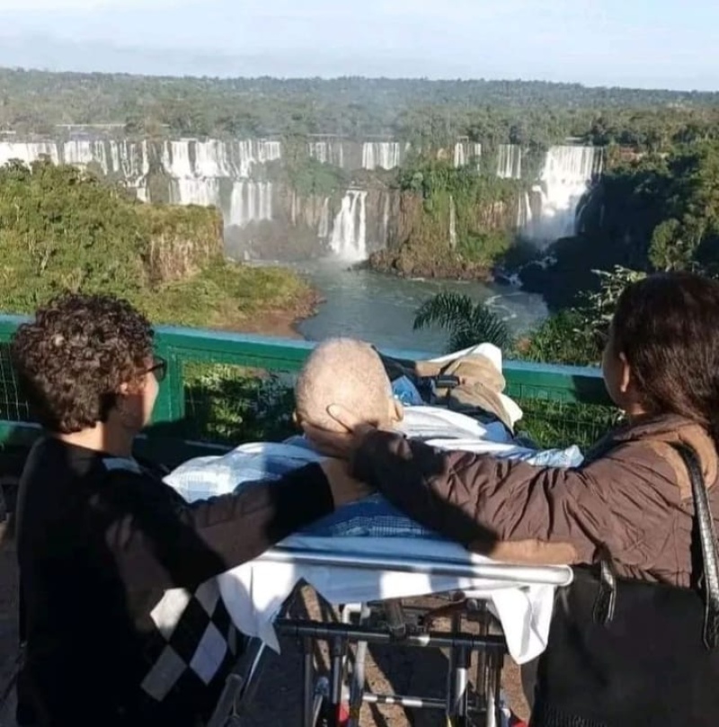 Conmovedor: le cumplieron su último deseo y conoció las Cataratas del Iguazú