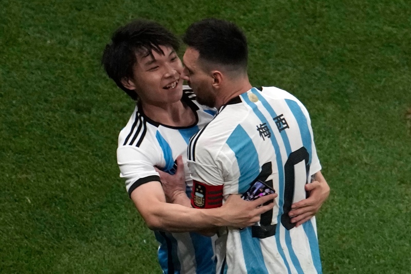 Habló el hincha que entró a la cancha a abrazar a Messi