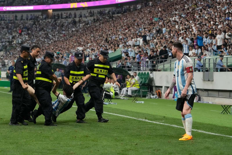 Habló el hincha que entró a la cancha a abrazar a Messi