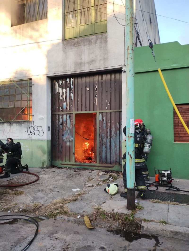 Un depósito de artículos de limpieza se incendia en el barrio porteño de Villa Soldati