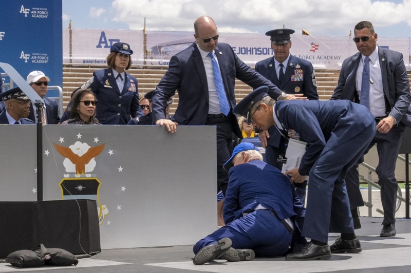 Joe Biden se cayó en un acto de la Fuerza Aérea: video