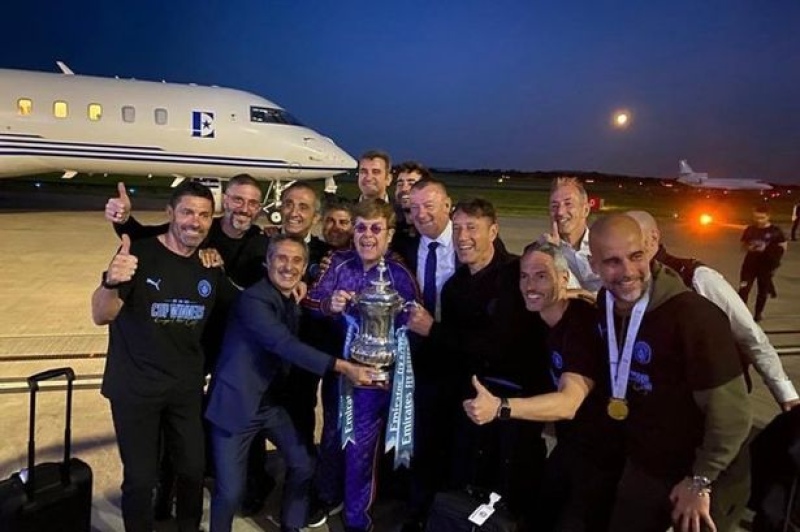 Elton John recibió en el aeropuerto al Manchester City tras ganar la FA Cup