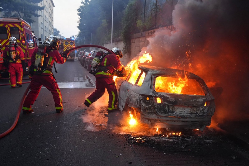 Francia en llamas: asesinaron a un joven en medio de un control policial