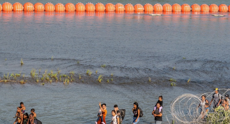 Estados Unidos: Analizan denunciar al estado de Texas por su barrera flotante en la frontera con México