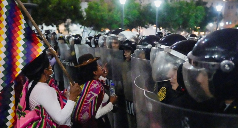 Gases lacrimógenos y golpes en las protestas de Perú contra quienes pidieron la renuncia de Dina Boluarte