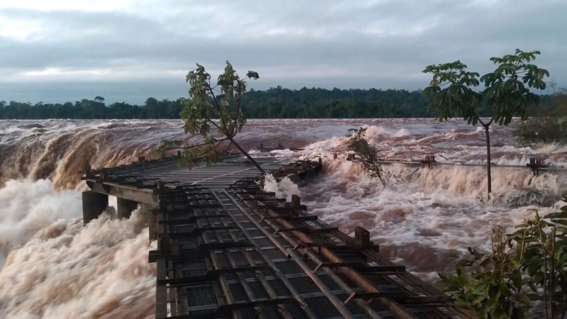 Cataratas del Iguazú: cerraron la Garganta del Diablo por la crecida del Río