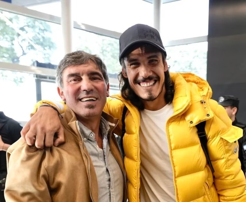 Video: tremendo recibimiento a Cavani en Aeroparque