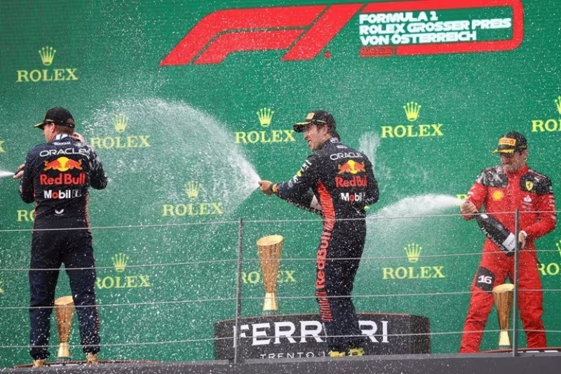 El festejo en el podio de Checo Pérez, Max Verstappen y Charles Leclerc (REUTERS/Bernadett Szabo)