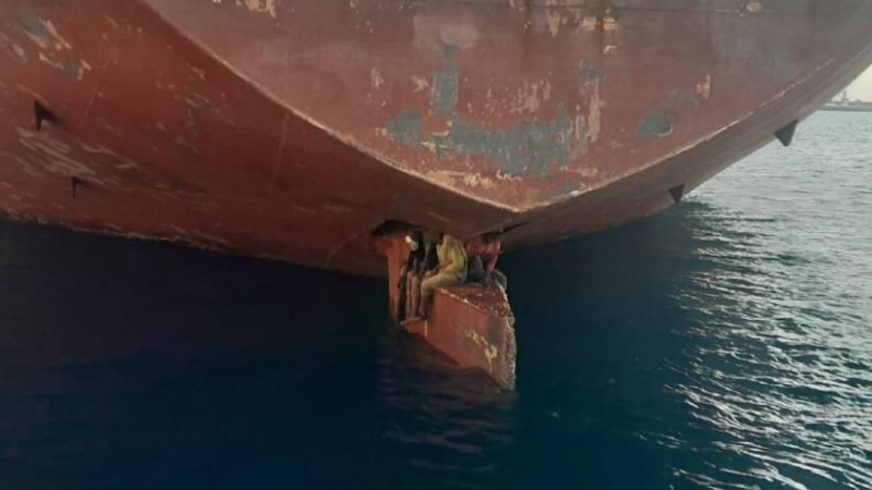 Cruzaron el Atlántico escondidos 13 días en el timón de un barco