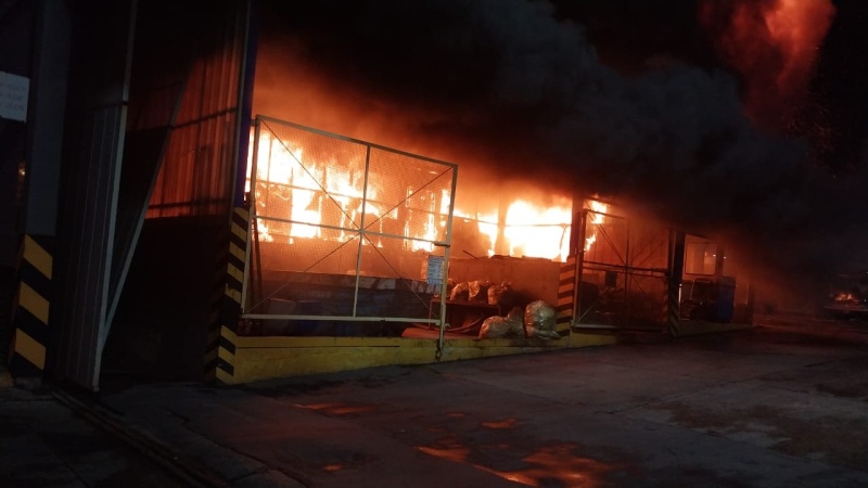 Impactante incendio quemó 14 colectivos en una terminal de La Matanza