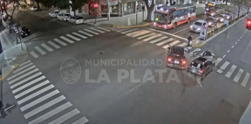 Video del impresionante choque en La Plata: un peatón se salvó de milagro