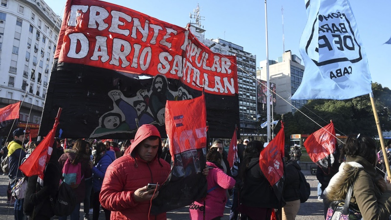 Organizaciones sociales marchan reclamando un aumento de salario