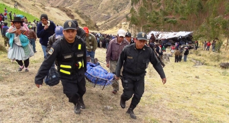 Perú: seis muertos y diez heridos al caer un vehículo por un barranco