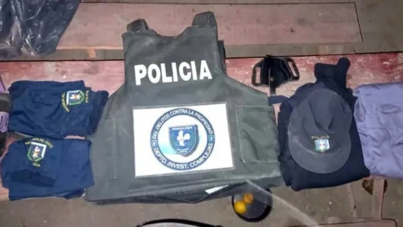 Se disfrazaron de policías y se llevaron más de un millón y medio de pesos, dólares, un auto y una moto