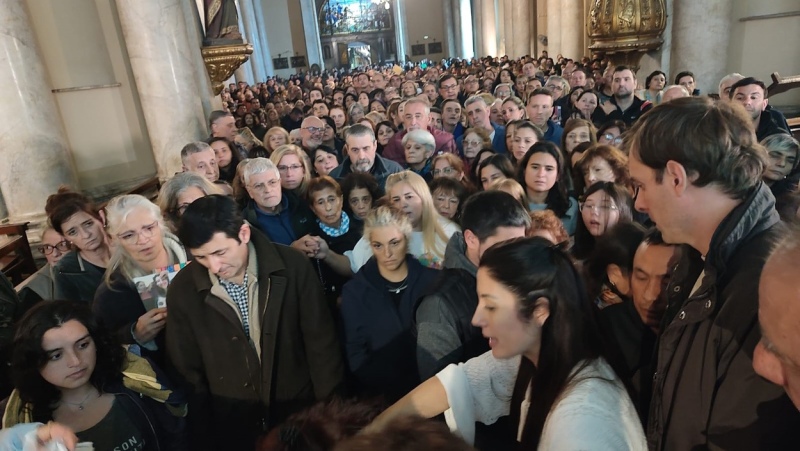 Enorme convocatoria: cientos de fieles acuden a una sanadora en la catedral de Rosario