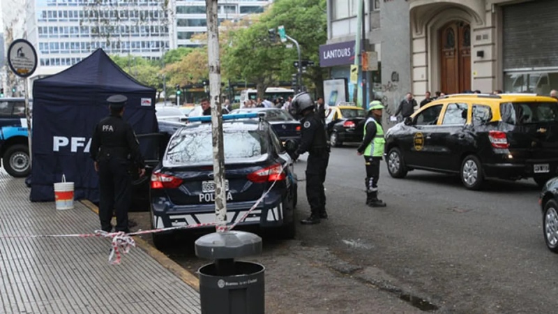 Sacó su camioneta del garage, atropelló y mató a su esposa