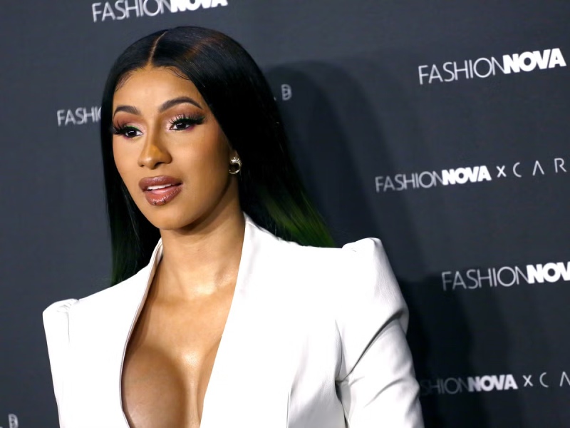 El micrófono que Cardi B le tiró a un fan está siendo subastado