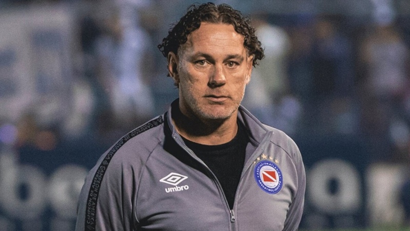 Milito dejó de ser el técnico de Argentinos Juniors