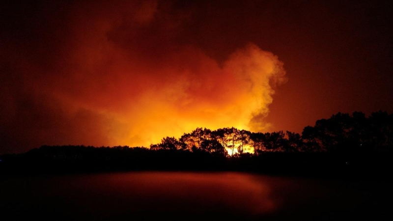 Hawái: los incendios forestales obligan a evacuaciones y rescates por agua