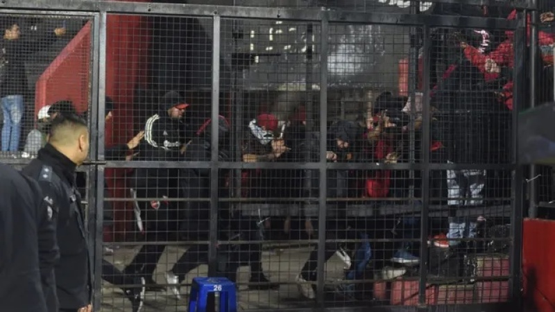 Terrible momento entre hinchas de Newell´s que intentaron pasar de una tribuna a otra: Video