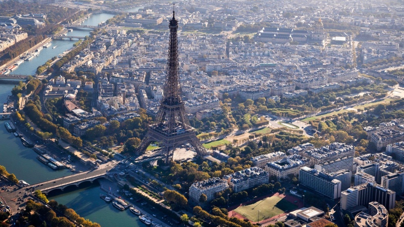 Tremendo: Un hombre saltó en paracaídas desde la Torre Eiffel y fue detenido