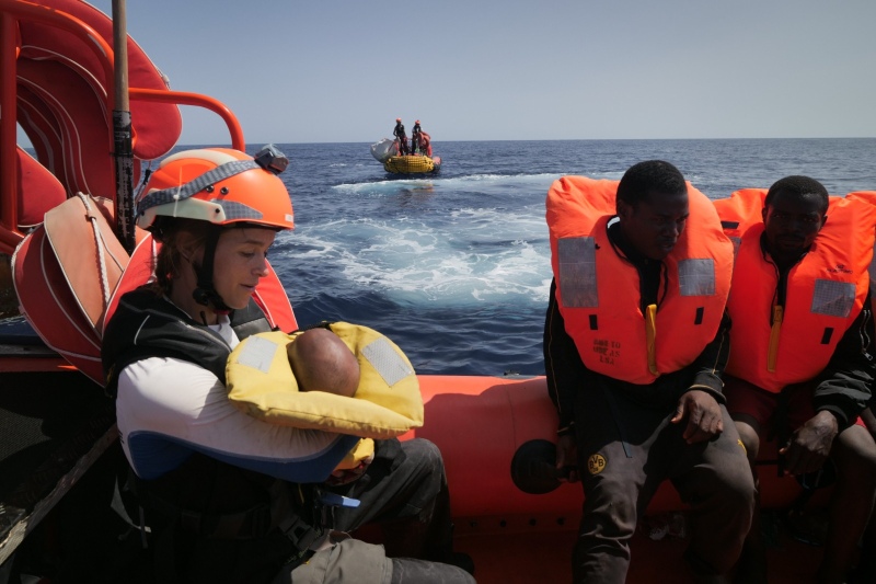 Barco humanitario rescata a 500 migrantes en el Mediterráneo