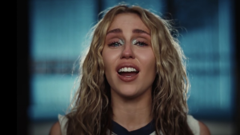 Miley Cyrus lanzó ”Used To Be Young” y emocionó a todos