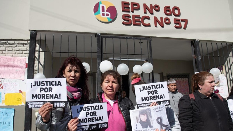 Docentes, vecinos y estudiantes realizaron un abrazo simbólico al colegio al que iba Morena