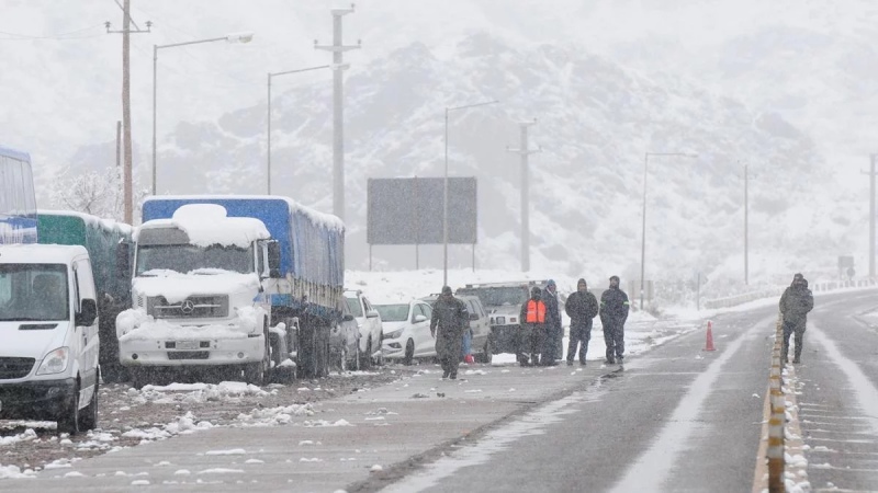 Mendoza: continúan las nevadas en la cordillera y el cierre del paso internacional podría extenderse