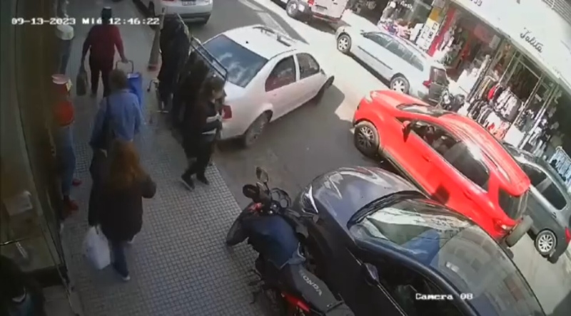 Estacionaba su auto, tuvo una convulsión y mató a una mujer de 71 años