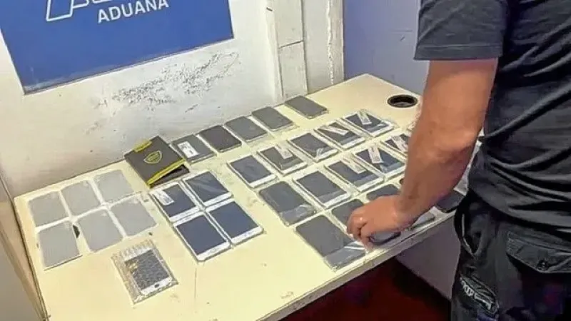 Un hombre fue descubierto al intentar contrabandear al país 26 celulares pegados a su cuerpo