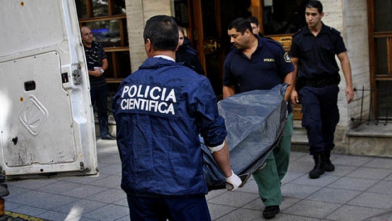 Una mujer convivió siete días con el cadáver de su mamá