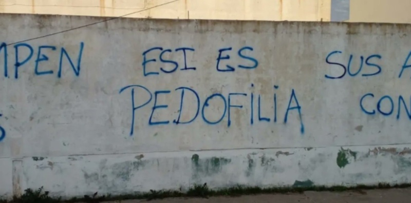 ”ESI es pedofilia”: 28 escuelas de La Plata fueron vandalizadas con mensajes en contra de la Educación Sexual Integral