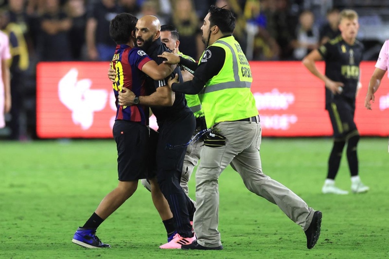 Así fue la reacción del guardaespaldas de Messi al ver que un hincha se metió en la cancha para saludarlo