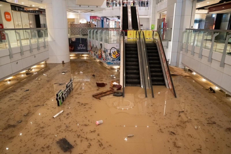 Las impactantes imágenes y videos de las inundaciones en Hong Kong