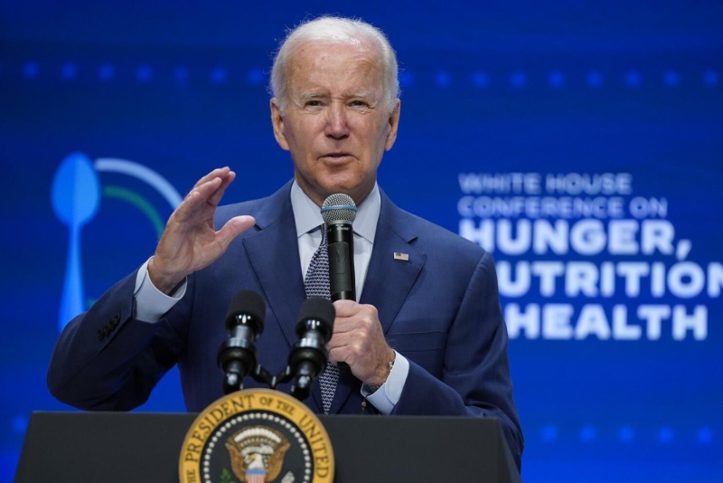 Joe Biden estaba dando una conferencia y su equipo la dio por terminada: el incómodo momento