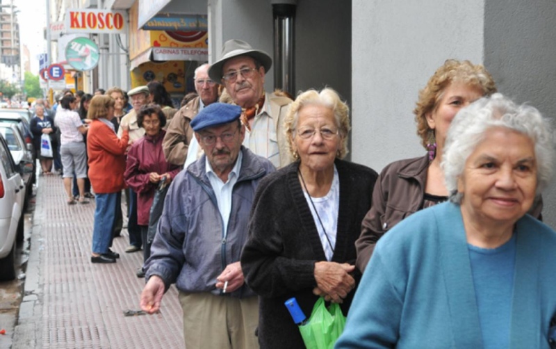 El gobierno anunció un bono de $15.000 para jubilados