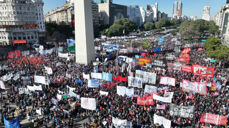 Marchan al Ministerio de Trabajo para reclamar un aumento del salario mínimo