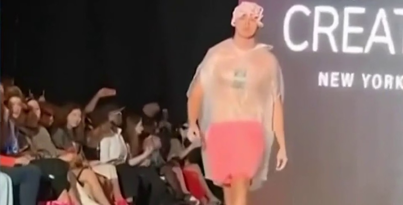 Semana de la Moda de Nueva York: un youtuber se coló en la pasarela vestido con una bolsa de basura
