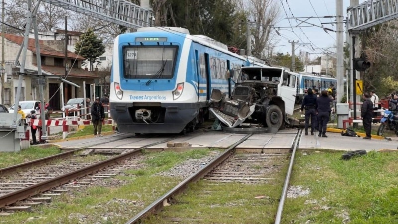 Video: un camión cruzó con la barrera baja y no hubo muertos de milagro