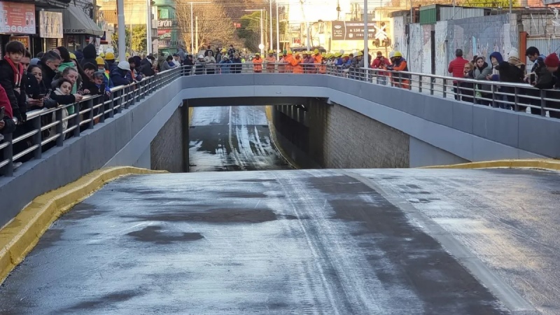 Hicieron un túnel bajo el tren, se olvidaron la rampa de discapacitados