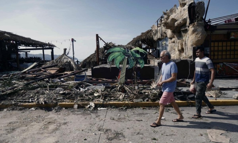 México: Por el huracán Otis, parten vuelos para evacuar turistas y pobladores de Acapulco